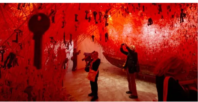 Figure 2 –  Domenico Stinellis, Les journalistes découvrent l'installation de Chiharu Shiota au  sein du pavillon japonais de la Biennale de Venise, 2015, Photographie