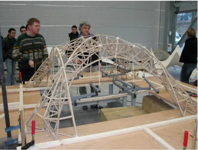 Fig. 6: Le bon angle de vue de cette photo permet de comprendre le banc d'expérimentation et le système d'accroche  en  16  points  à  la  maquette