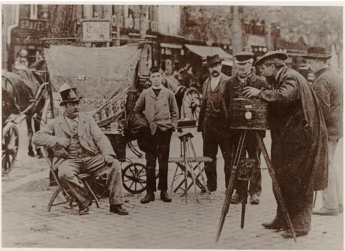 Illustration 3 : Un photographe ambulant à la fin du XIXème siècle  Fonds Jules Sylvestre, BML