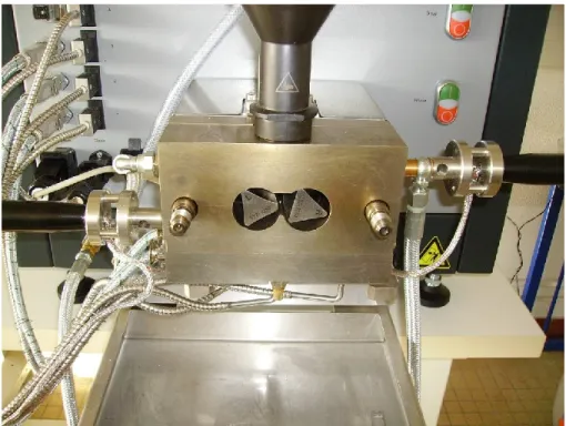 Figure 1-18 : Photo de l’intérieur d’un mélangeur interne. Les rotors triangulaires servent à  apporter une force de cisaillement au mélange pendant que l’enceinte en acier est chauffée