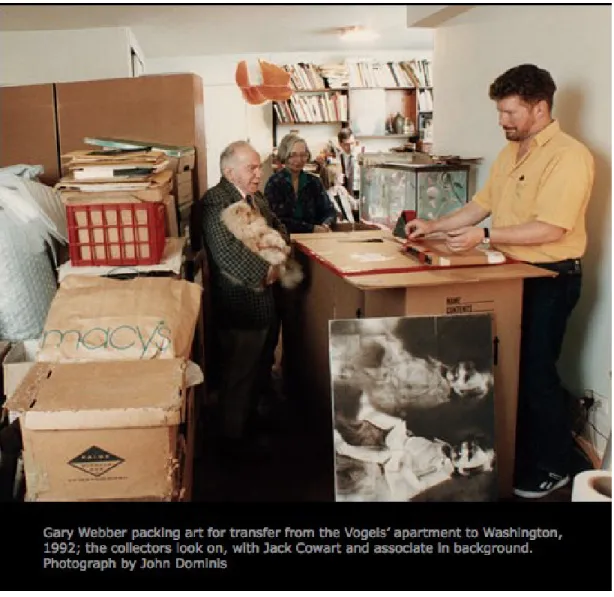 Figure 5.  Capture d'écran d'une photographie des Vogel dans leur appartement en  1992, tirée du site Internet Vogel 50x50 (Vogel 50x50 2017)