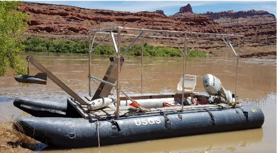 Figure  6:  Préleveurs  BMH60  (blanc)  et  BM54  (suspendu  au  treuil)  pour  prélèvement  d'échantillons  de  fond,  sur  catamaran  pneumatique utilisé en crue sur le Colorado à Potash