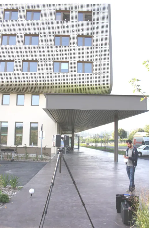 Figure 3: Acquisition avec le scanner laser FARO Focus 120 au pied du bâtiment Coriolis (nouveaux locaux du laboratoire IMAGINE) à  Champs sur Marne 