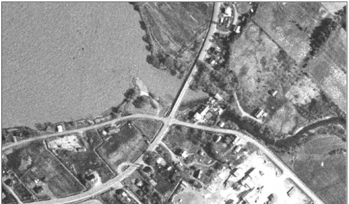 Figure 12. Vue aérienne du quai de Trois-Saumons, à l’embouchure de la rivière  Source: ANQ