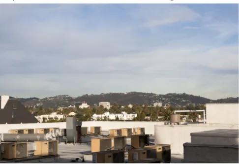 Figure 1 - Le toit dans une perspective purement fonctionnelle : unités d’air conditionnée  et système de ventilation sur un toit à Los Angeles 