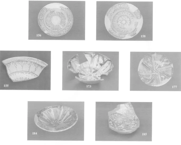 Fig. 3 :  Spot Painted Wares (156, 158, 155) ;  vase à décor de fleurs à pétales lancéolés (173) ;  vaisselle de table incisée à rehauts polychromes (177, 184, 185)