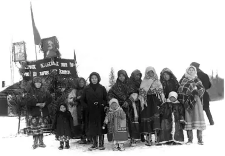 Fig. 9 — La célébration du 1er mai 1939. Groupe de femmes de yourtes voisines. 