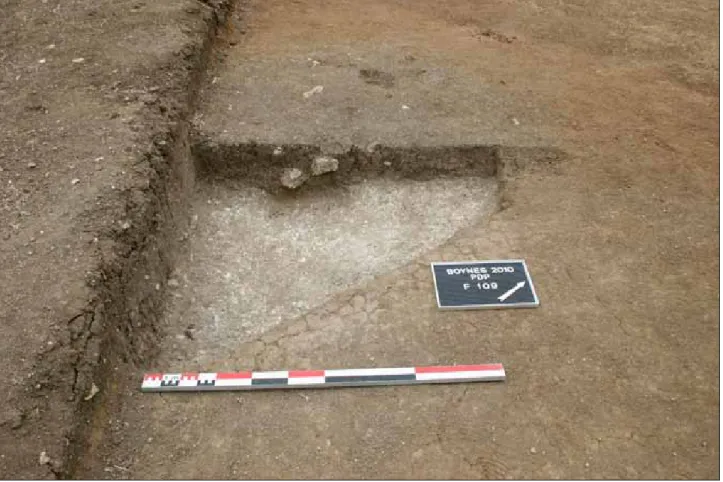 Tableau récapitulatif des caractéristiques des structures semi-excavées ou fonds de  cabanes sans poteau interne 1 .