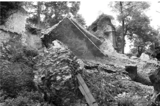 Fig. 8 - Guainville, Le Vieux Château, vue des deux parties de l’archère de la courtine C-D après  effondrement de celle-ci en 2016.