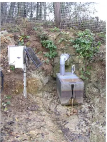 Figure 5 : la source équipée d'un bac déversoir et la station de mesure. 