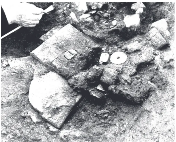 Fig. 10 - Point topographique 1331 du Palais royal d’Ougarit : vue des objets au moment de la découverte (d’après Schaeffer 1962).