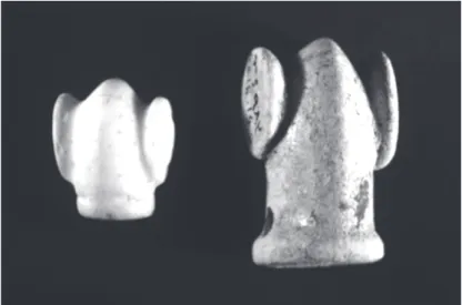 Fig. 11 - Pommeau en travertin (RS 26.302, Damas), H. 3 cm, et pommeau en « faïence » (RS 18.143, Damas), H