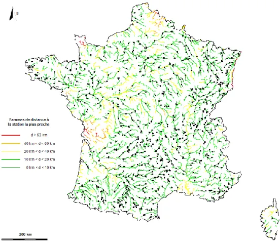 Figure 4 : Distance de chaque point du réseau hydrographique drainant une surface supérieure à 100 km² à la station la  plus proche (distance entre centres de gravité des bassins versants) et localisation des 796 stations disposant d’au moins 26 