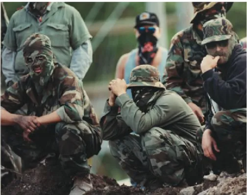 Figure 10.  Des représentations de Mohawks masqués, cagoulés et vêtus d’habits  militaires sont fréquemment diffusées par les médias de masse pendant tout l’été 1990