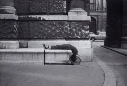 FIGURE    10    |   VALIE    EXPORT,   Zustützung    |   Lean   In   (Body   Configuration,    Photographic   Enactment),    1976,    épreuve    à   la   gélatine   argentique    avec    dessin   à   l’encre   noire,   42   x   61   cm