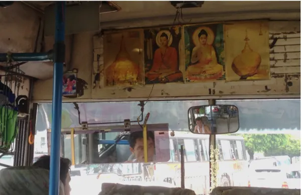 Figure 3.  Installation d’images et de fleurs dans un bus de la ville de Yangon 