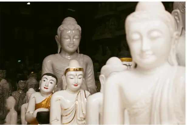 Figure 5.  Statues dans un atelier de Mandalay 