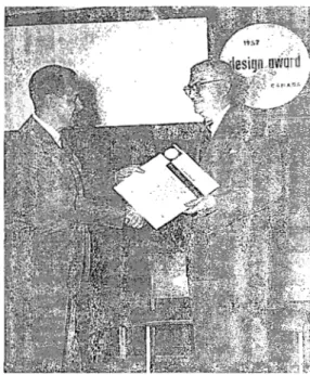 Figure  5 :  Julien Hébert,  à  gauche, recevant un  certificat d'excellence  en  1957, du  Conseil national d'esthétique industrielle