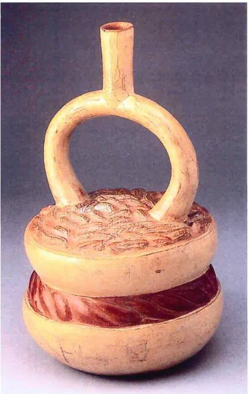 Figure 5.1: Bouteille à anse en étrier, représentant des assiettes-gourdes empilées et remplies de nourriture (arachides et aj[s) (Berrin, 1998 :fig.60)