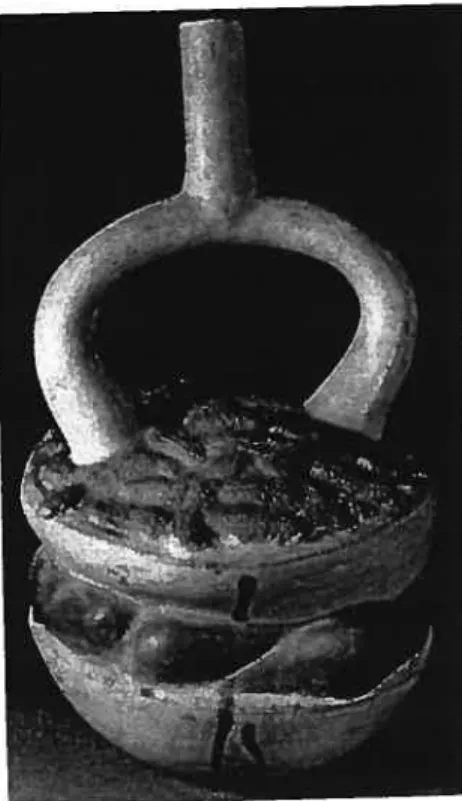 Figure 5.2 : Bouteille à anse en étrier représentant des assiettes-gourdes empilées et reliées par une corde (arachides et aj[s) (Donnan et McClelland, 1979 :fig.21)