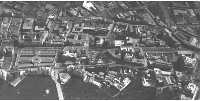 Figure 5 : Le boulevard de la Gare en 1923 (vue aérienne du Nord vers le Sud). Sur la  droite,   on   distingue  le  bâtiment  de  l'ancien  marché  du   Sokko   qui  n'a  pas  encore   été  détruit tandis que le nouveau Marché Central, sur la gauche, est 