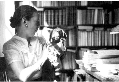 Figure 6 • Eugénie Droz avec son chien Belleau vers 1930, Bibliothèque de Genève, 2016-059 P 11 