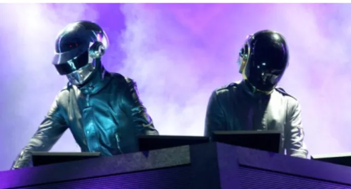 Figure 1. Les Daft Punk mixant au centre de leur  pyramide. 