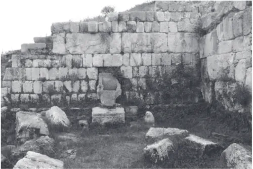 Fig. 3 : Vue du trône vide situé dans le bassin cultuel dit « Piscine d’Astarté », qui flanque la zone  de la Tribune d’Eshmoun