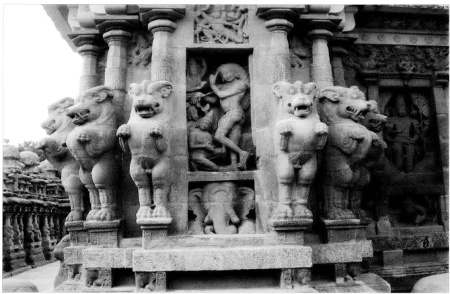 Fig. 4.  Le Séducteur en marche, face sud  du Kailasanatha de Kâncipuram, début du  vme siècle  (cliché :  Charlotte Schmid)