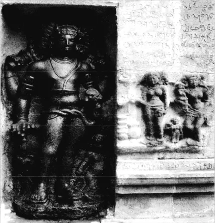 Fig. 8.  Siva dans la forêt de pins, époque cola, temple de Kovintaputtur,  face nord, xc siècle (cliché  Charlotte Schmid)