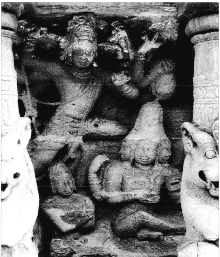 Fig. 9.  La décapitation de Brahmâ, mur  sud (face au nord) du pràkara du  Kailâsanâtha de  Kâncipuram, début du vme siècle (cliché :  Emmanuel Francis)