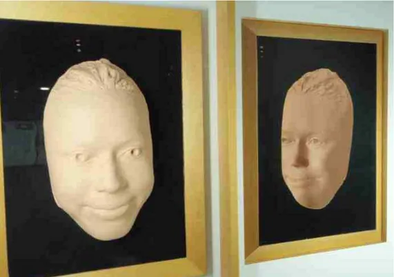 Figure 7 : Deux masques du même visage, l’un en relief (à gauche), l’autre en creux (à  droite)