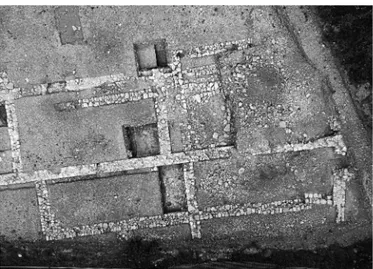 Fig. 23 : Les  murs  du  haut  Moyen  Âge  au  sud  des  pièces PCE37  et  PCE38,  vus  du  sud  (Cliché :  L