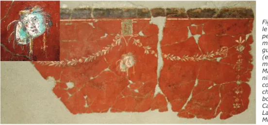 Fig. 5. Narbonne (Aude), le Clos de la Lombarde ; peinture à décor de masque, tympanon et guirlandes sur fond rouge (en médaillon, détail du masque), provenant de la Maison au Grand  Tricli-nium, pièce Q (II e siècle), conservé au Musée  ar-chéologique de 