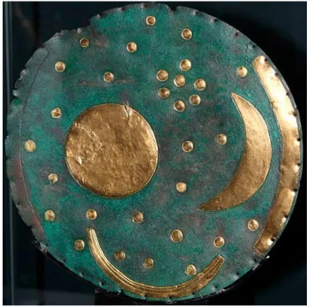 Fig. 3 : Disque de Nebra (Saxe, Allemagne), en bronze avec incrustation d’or, d’environ 32 cm de diamètre,  environ 1600 ans avant notre ère  © Wikimédia 