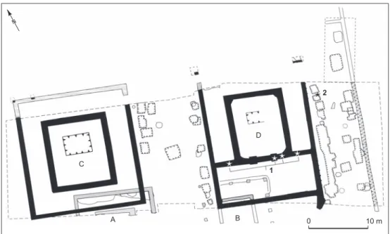 Fig. 3 – Plan d’ensemble des fouilles récentes réalisées dans l’aire des temples du vicus de Dalheim   avec la localisation des fragments d’inscription trouvés : 1, fragments de l’inscription en calcaire ;   2, fragment de l’inscription en marbre (DAO plan