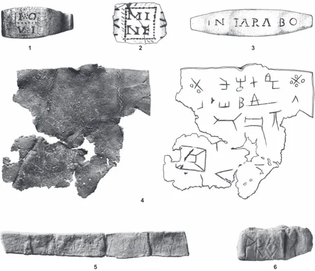 Fig. 8 – Sélection d’objets inscrits trouvés lors de prospections en surface sur le site du vicus de Dalheim : 1, 2, 3, bagues en argent ;   4, tablette magique en plomb ; 5, lamelle en plomb ; 6, tessère en plomb (clichés : © MNHA, Luxembourg).