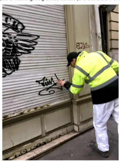 Figure 6. Touching the graﬃtied surface (© J. Denis &amp; D. Pontille)
