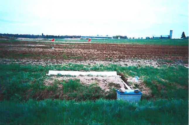 Figure 1. Dispositif de collecte des eaux de ruissellement. Le bas de la parcelle (côté de la bordure du champ) est délimité par la gouttière alors que le haut est délimité par deux drapeaux rouges.