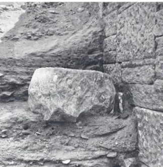 Fig.  4  —  Photographie de la pierre au moment de sa  découverte (cl. Y. Garlan, EFA).