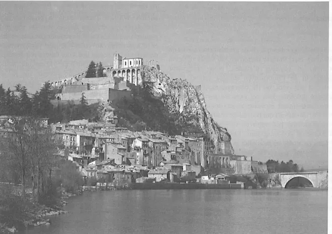 Fig 1 : Sisteron, la citadelle et la clue de la Durance vus du sud (photographie R. Courtot, mars 2004) 