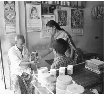 Fig. 2.  Maān Lila servant un patient dans son officine ayurvédique.  