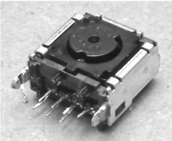 Figure 1. La caméra de la télécommande Wii  Cette  caméra  présente  l’intérêt  d’intégrer  un  microprocesseur  d’analyse  d’image  capable  de  suivre  la  position de quatre points sur trois dimensions