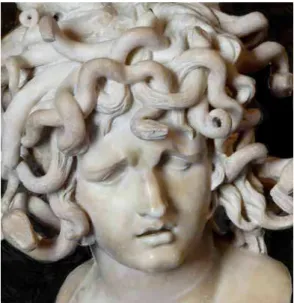Figure II : Statue en marbre de Méduse, Gian Lorenzo Bernini, Rome, 1630  Face à la séduction et à l’horreur de Méduse-Abramović, la problématique  suivante  s’impose :  comment  Abramović  crée-t-elle  sa  relation  avec  le  public  et  comment  celui-ci
