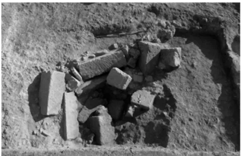 Fig. 11 : Motyé, complexe du « Kothon », temple C2 : favissa F.864 (voir Fig. 4)  aménagée à nord du sanctuaire (de nord).