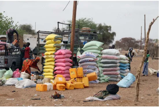 Figure 2 : Des piles de sacs de riz au marché hebdomadaire de Widou Thiengoly