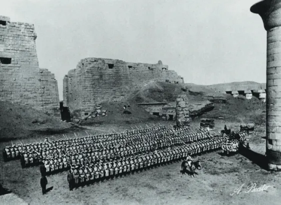 Fig. 1 La grande cour du temple de Karnak lors d’une parade militaire. Cliché pris par Antonio Beato,  le mardi 15 janvier 1889 vers 8 heures du matin