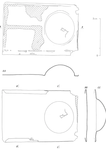 Fig.  13 —  Détails  de  la  face  envers du  coffret. 