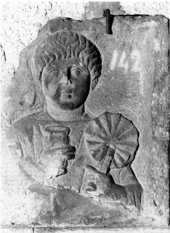 Fig.  5 —  Stèle funéraire d'une  femme assise agitant un  éventail  de la main droite