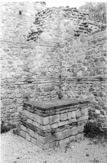 Fig.  I  — «Sanctuaire de Cybèle» (Lyon).  Alvéole de la  façade orientale ;  murs  à triple  rangs  de briques du 